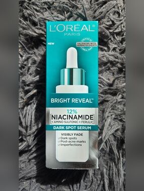 L'Oréal Bright Reveal 12% Niacinamide Dark Spot Serum - Teal & White